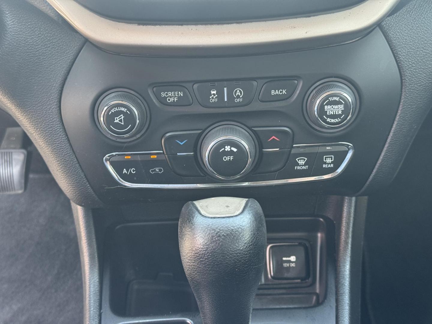 2015 White Jeep Cherokee (1C4PJLCS4FW) with an V6, 3.2 Liter engine, Automatic, 9-Spd transmission, located at 8008 Warden Rd, Sherwood, AR, 72120, (501) 801-6100, 34.830078, -92.186684 - Photo#15