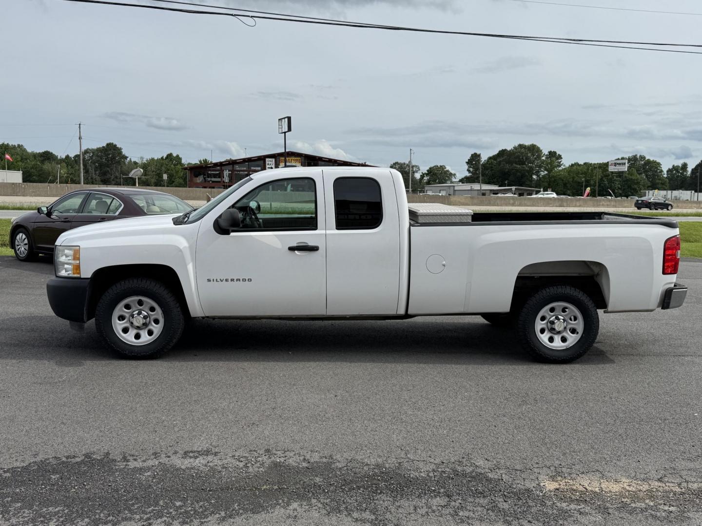 2012 White Chevrolet Silverado 1500 Extended Cab (1GCRCPE06CZ) with an V8, Flex Fuel, 5.3 Liter engine, Automatic, 6-Spd HD w/Overdrive transmission, located at 8008 Warden Rd, Sherwood, AR, 72120, (501) 801-6100, 34.830078, -92.186684 - Photo#4