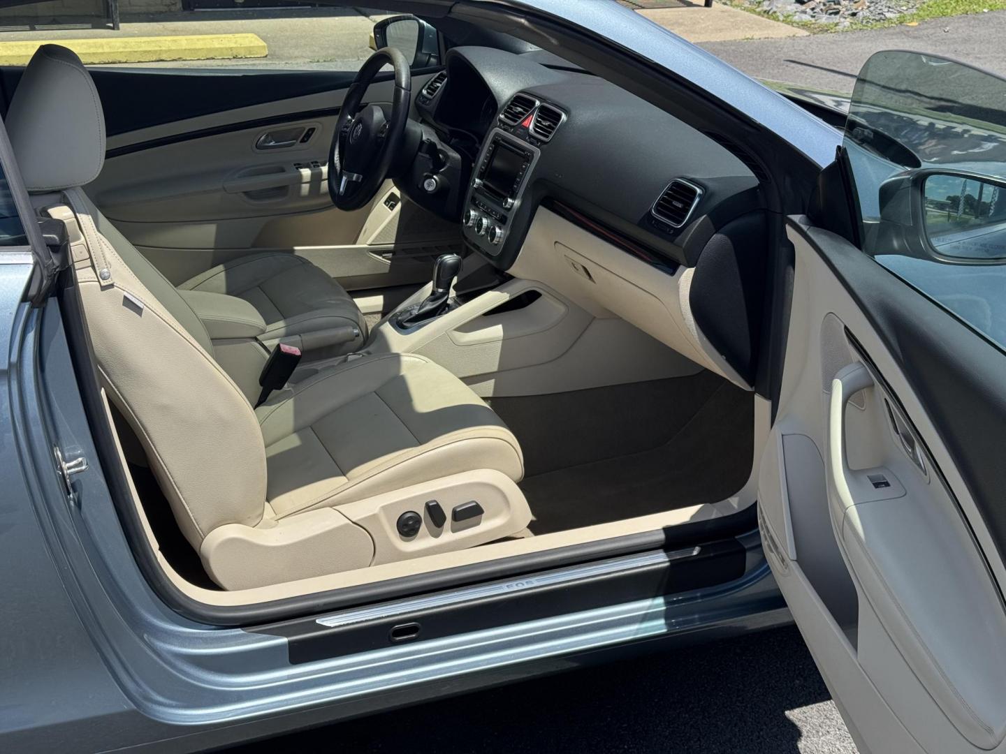 2014 Blue Volkswagen Eos (WVWFW8AH6EV) with an 4-Cyl, Turbo, 2.0 Liter engine, Auto, 6-Spd DSG Tiptronic transmission, located at 8008 Warden Rd, Sherwood, AR, 72120, (501) 801-6100, 34.830078, -92.186684 - Photo#10