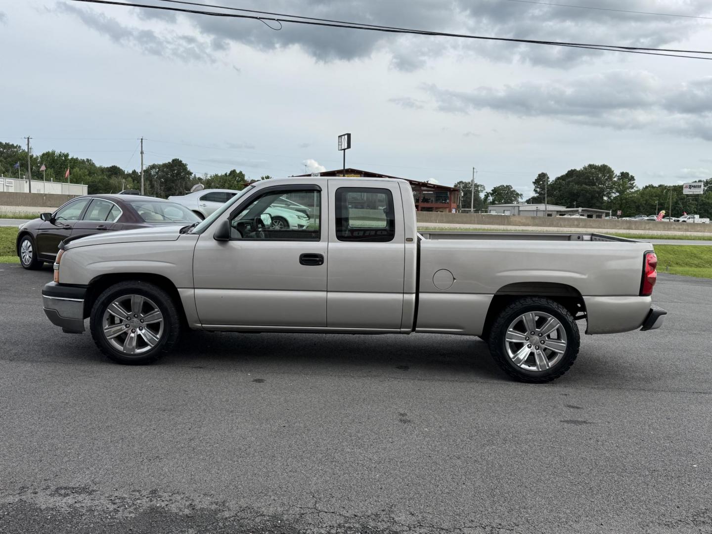 2005 Gold Chevrolet Silverado 1500 Extended Cab (1GCEC19X65Z) with an V6, 4.3 Liter engine, Automatic transmission, located at 8008 Warden Rd, Sherwood, AR, 72120, (501) 801-6100, 34.830078, -92.186684 - Photo#4