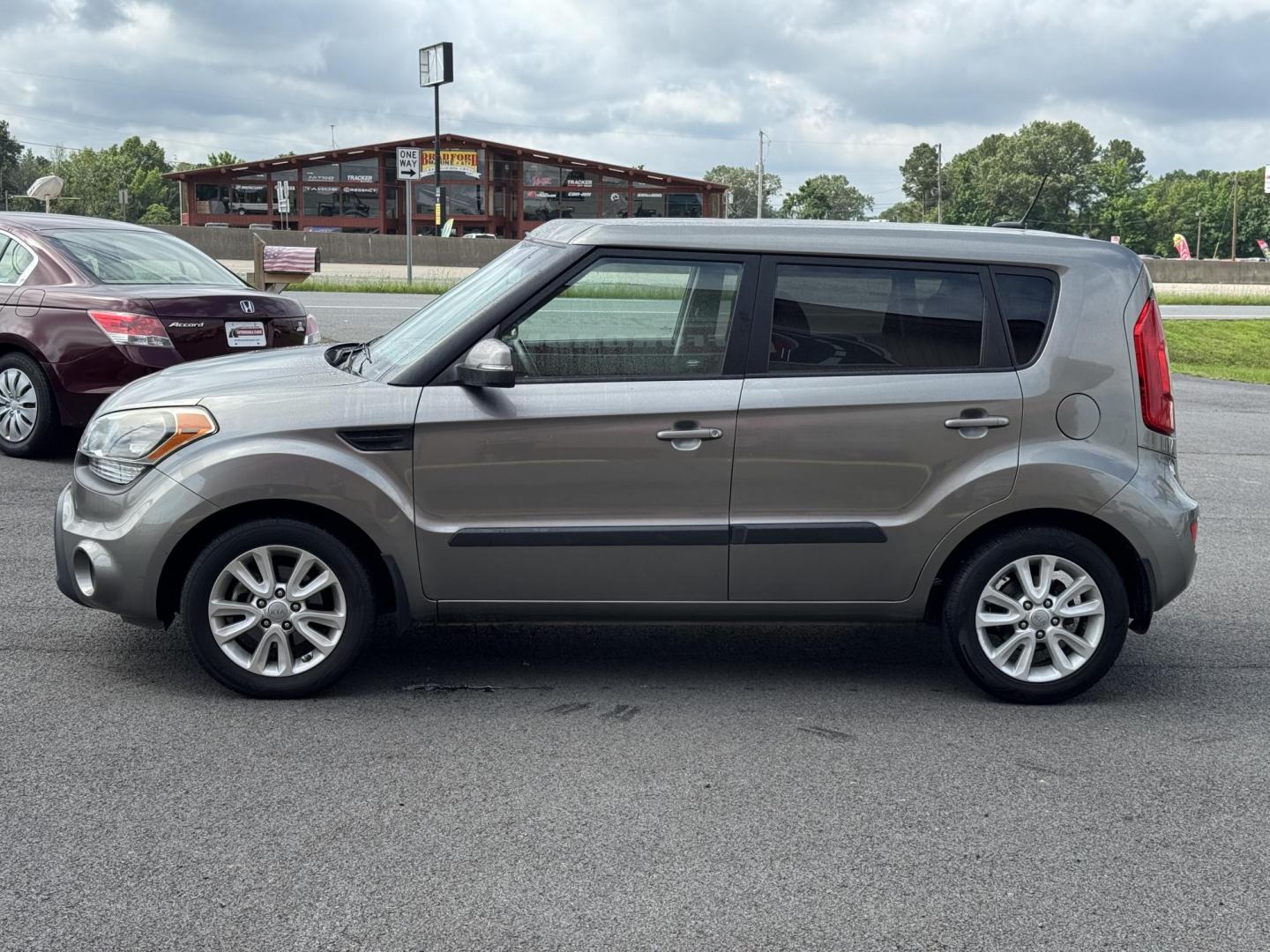 2013 Silver Kia Soul (KNDJT2A68D7) with an 4-Cyl, 2.0 Liter engine, Automatic, 6-Spd transmission, located at 8008 Warden Rd, Sherwood, AR, 72120, (501) 801-6100, 34.830078, -92.186684 - Photo#4
