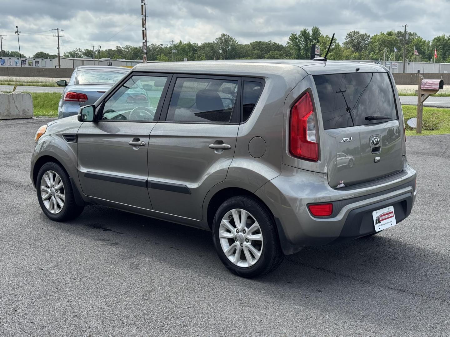 2013 Silver Kia Soul (KNDJT2A68D7) with an 4-Cyl, 2.0 Liter engine, Automatic, 6-Spd transmission, located at 8008 Warden Rd, Sherwood, AR, 72120, (501) 801-6100, 34.830078, -92.186684 - Photo#5