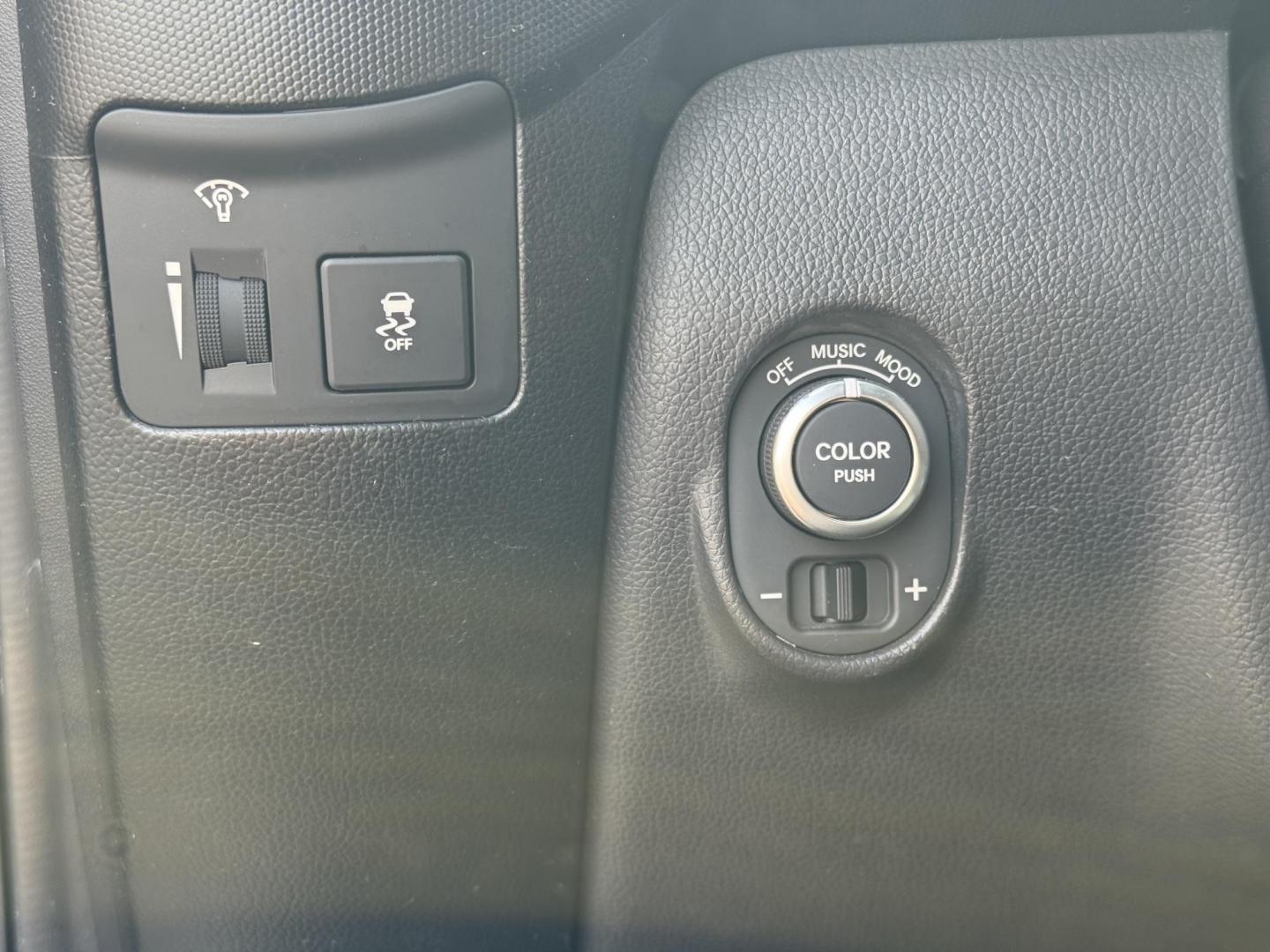 2013 Silver Kia Soul (KNDJT2A68D7) with an 4-Cyl, 2.0 Liter engine, Automatic, 6-Spd transmission, located at 8008 Warden Rd, Sherwood, AR, 72120, (501) 801-6100, 34.830078, -92.186684 - Photo#14