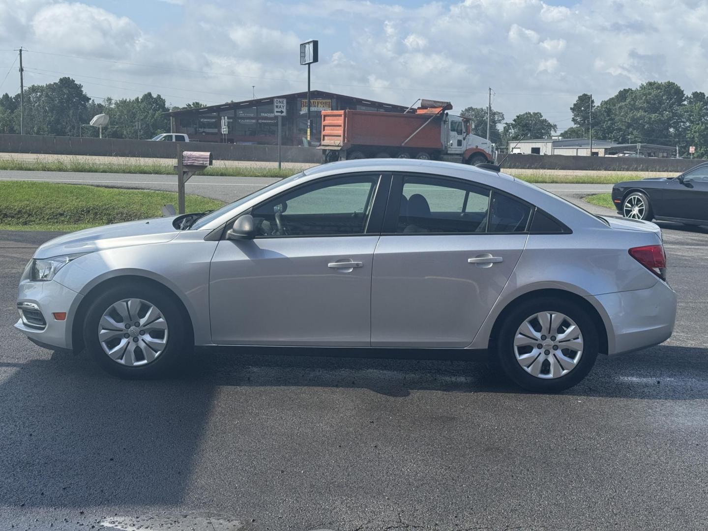 2016 Silver Chevrolet Cruze Limited (1G1PC5SHXG7) with an 4-Cyl, ECOTEC, 1.8 Liter engine, Auto, 6-Spd Overdrive transmission, located at 8008 Warden Rd, Sherwood, AR, 72120, (501) 801-6100, 34.830078, -92.186684 - Photo#4