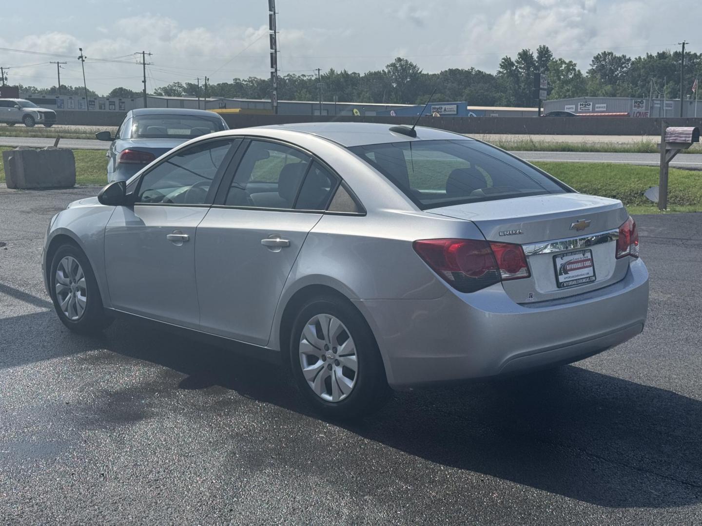 2016 Silver Chevrolet Cruze Limited (1G1PC5SHXG7) with an 4-Cyl, ECOTEC, 1.8 Liter engine, Auto, 6-Spd Overdrive transmission, located at 8008 Warden Rd, Sherwood, AR, 72120, (501) 801-6100, 34.830078, -92.186684 - Photo#5
