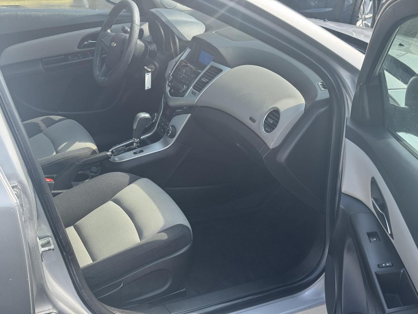 2016 Silver Chevrolet Cruze Limited (1G1PC5SHXG7) with an 4-Cyl, ECOTEC, 1.8 Liter engine, Auto, 6-Spd Overdrive transmission, located at 8008 Warden Rd, Sherwood, AR, 72120, (501) 801-6100, 34.830078, -92.186684 - Photo#8