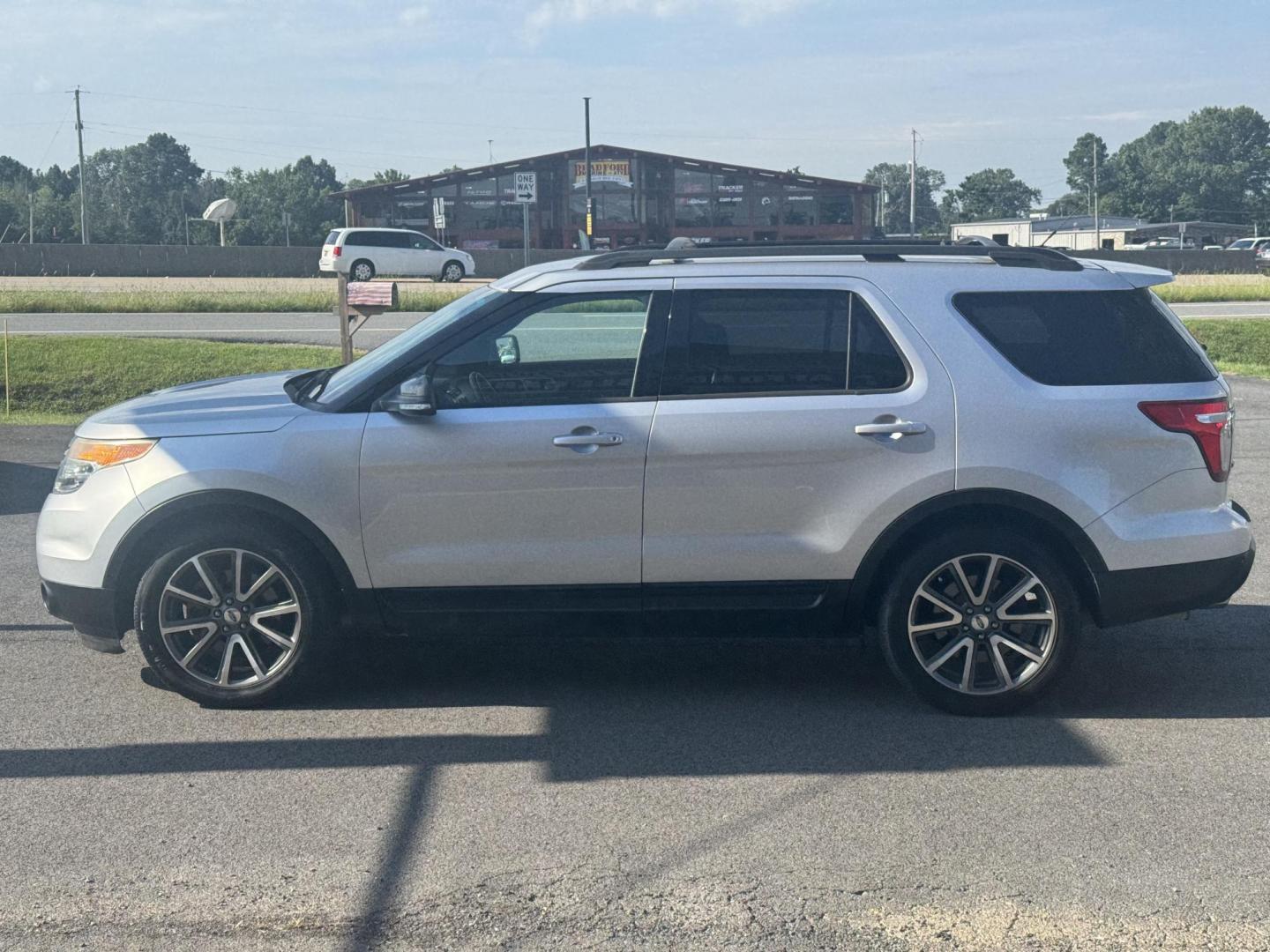 2015 Silver Ford Explorer (1FM5K7D8XFG) with an V6, 3.5 Liter engine, Auto, 6-Spd SelectShift transmission, located at 8008 Warden Rd, Sherwood, AR, 72120, (501) 801-6100, 34.830078, -92.186684 - Photo#4