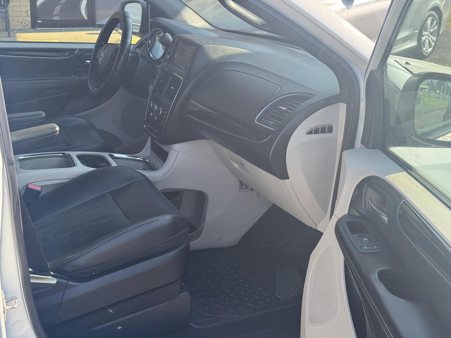 2014 White Dodge Grand Caravan Passenger (2C4RDGCG8ER) with an V6, Flex Fuel, 3.6 Liter engine, Automatic, 6-Spd transmission, located at 8008 Warden Rd, Sherwood, AR, 72120, (501) 801-6100, 34.830078, -92.186684 - Photo#8