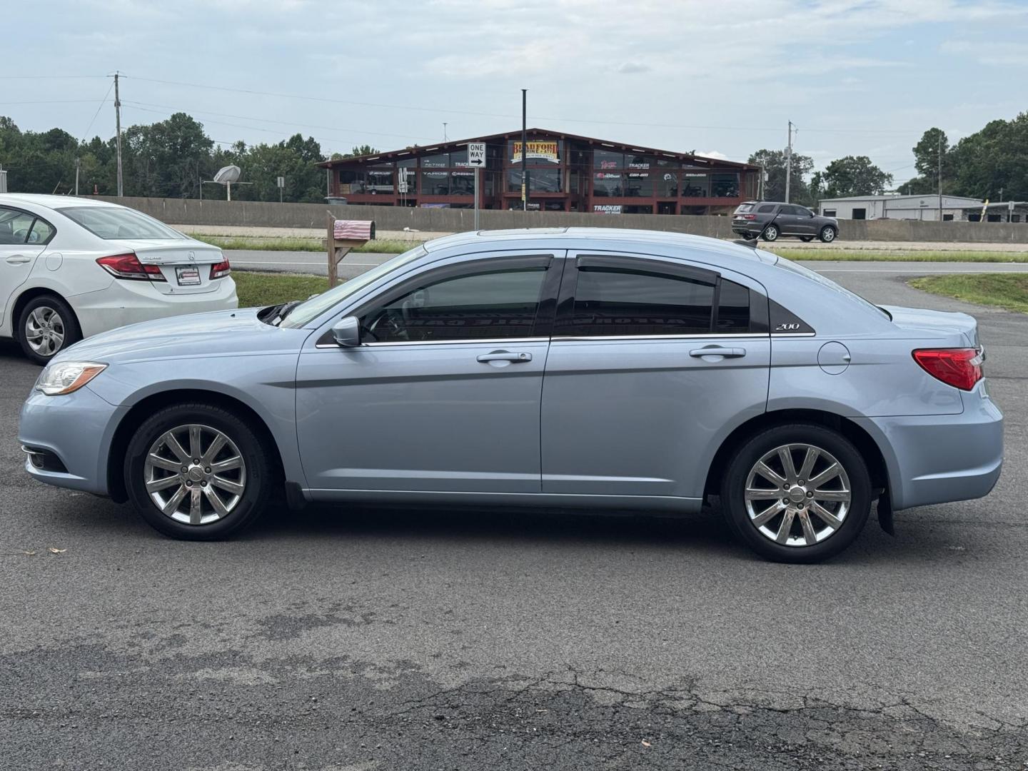 2013 Blue Chrysler 200 (1C3CCBBB2DN) with an 4-Cyl, 2.4 Liter engine, Automatic, 6-Spd w/AutoStick transmission, located at 8008 Warden Rd, Sherwood, AR, 72120, (501) 801-6100, 34.830078, -92.186684 - Photo#4