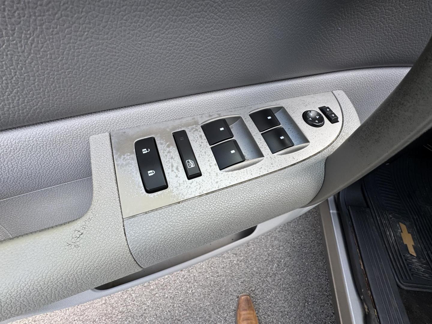 2009 Gray Chevrolet Silverado 1500 Extended Cab (1GCEC19XX9Z) with an V6, 4.3 Liter engine, Automatic, 4-Spd w/Overdrive transmission, located at 8008 Warden Rd, Sherwood, AR, 72120, (501) 801-6100, 34.830078, -92.186684 - Photo#9