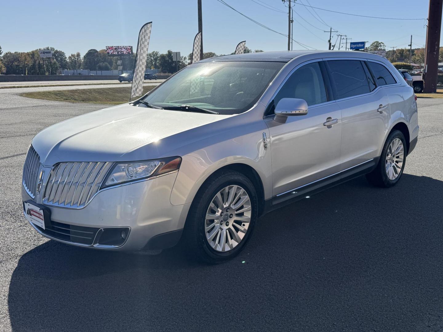 2011 Silver Lincoln MKT (2LMHJ5AR6BB) with an V6, 3.7 Liter engine, Automatic, 6-Spd w/SelectShift transmission, located at 8008 Warden Rd, Sherwood, AR, 72120, (501) 801-6100, 34.830078, -92.186684 - Photo#3