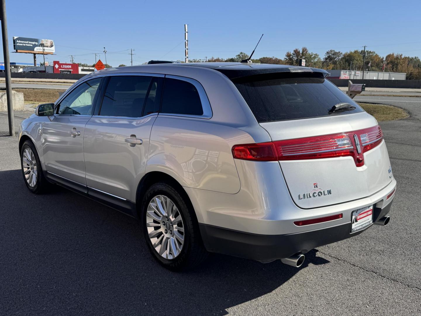 2011 Silver Lincoln MKT (2LMHJ5AR6BB) with an V6, 3.7 Liter engine, Automatic, 6-Spd w/SelectShift transmission, located at 8008 Warden Rd, Sherwood, AR, 72120, (501) 801-6100, 34.830078, -92.186684 - Photo#5