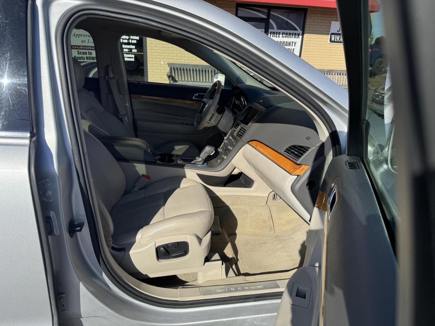 2011 Silver Lincoln MKT (2LMHJ5AR6BB) with an V6, 3.7 Liter engine, Automatic, 6-Spd w/SelectShift transmission, located at 8008 Warden Rd, Sherwood, AR, 72120, (501) 801-6100, 34.830078, -92.186684 - Photo#8