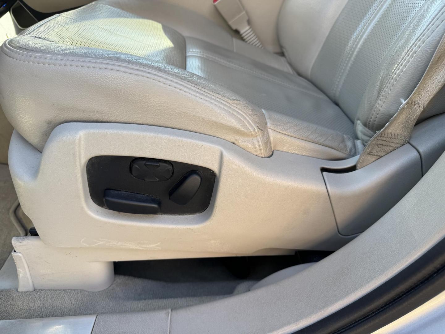 2011 Silver Lincoln MKT (2LMHJ5AR6BB) with an V6, 3.7 Liter engine, Automatic, 6-Spd w/SelectShift transmission, located at 8008 Warden Rd, Sherwood, AR, 72120, (501) 801-6100, 34.830078, -92.186684 - Photo#14