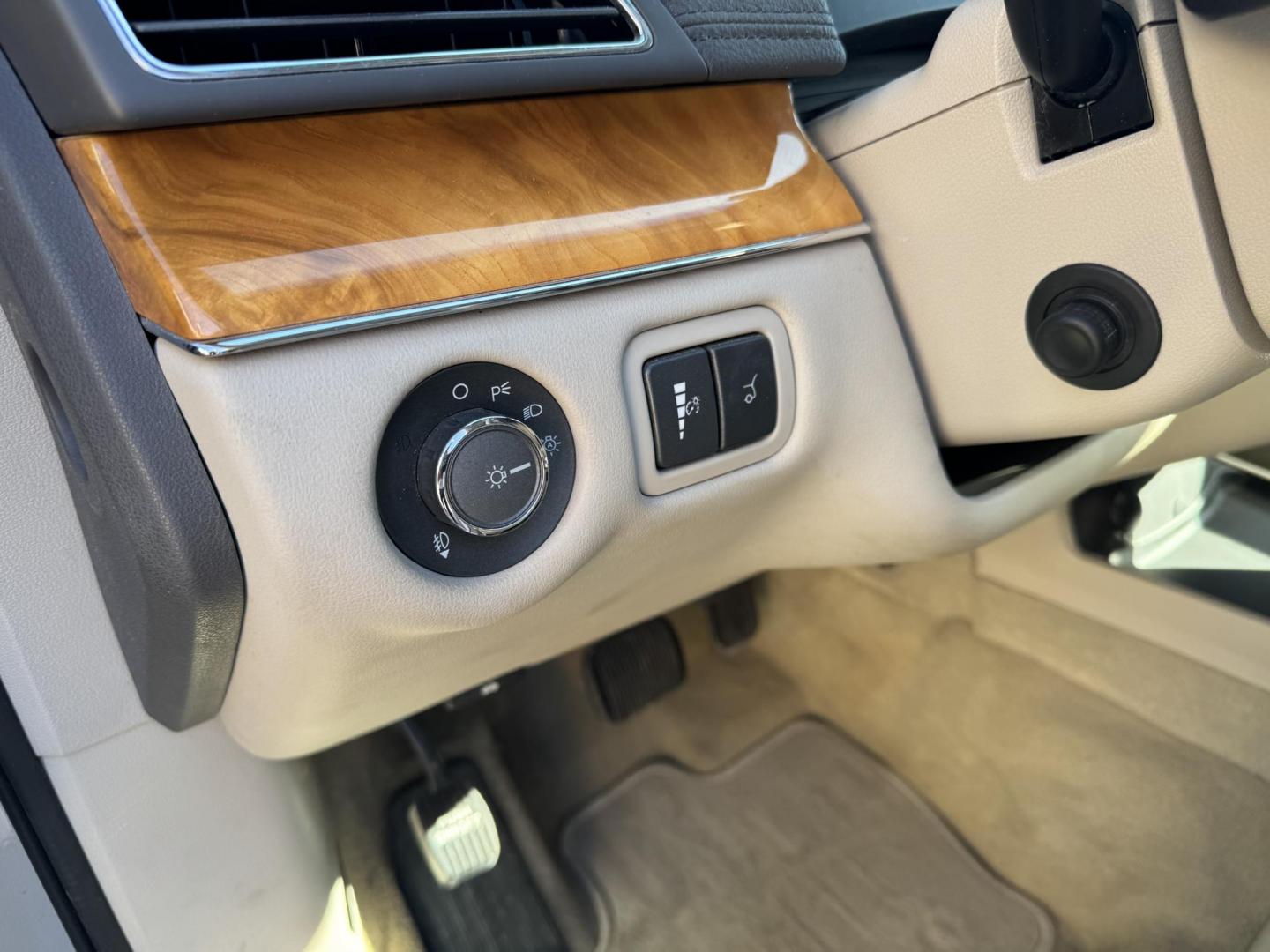 2011 Silver Lincoln MKT (2LMHJ5AR6BB) with an V6, 3.7 Liter engine, Automatic, 6-Spd w/SelectShift transmission, located at 8008 Warden Rd, Sherwood, AR, 72120, (501) 801-6100, 34.830078, -92.186684 - Photo#15