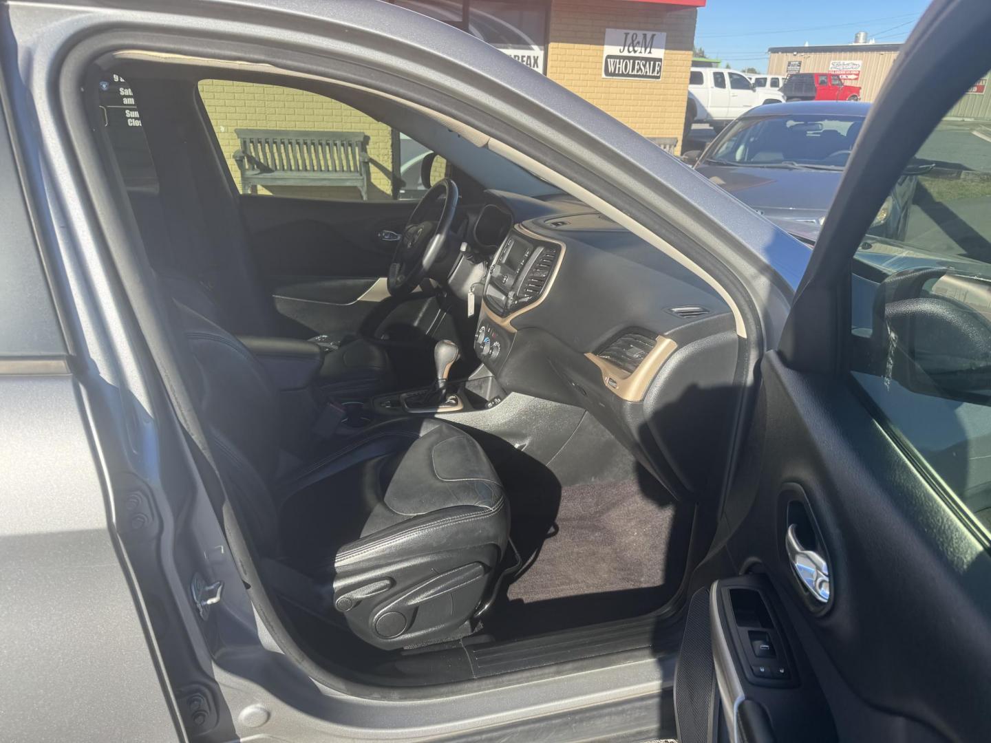 2018 Silver Jeep Cherokee (1C4PJLCB7JD) with an 4-Cyl, 2.4 Liter engine, Automatic, 9-Spd transmission, located at 8008 Warden Rd, Sherwood, AR, 72120, (501) 801-6100, 34.830078, -92.186684 - Photo#8