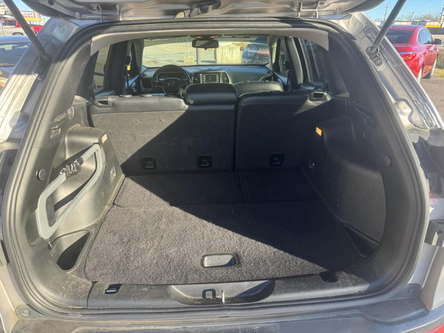 2018 Silver Jeep Cherokee (1C4PJLCB7JD) with an 4-Cyl, 2.4 Liter engine, Automatic, 9-Spd transmission, located at 8008 Warden Rd, Sherwood, AR, 72120, (501) 801-6100, 34.830078, -92.186684 - Photo#10