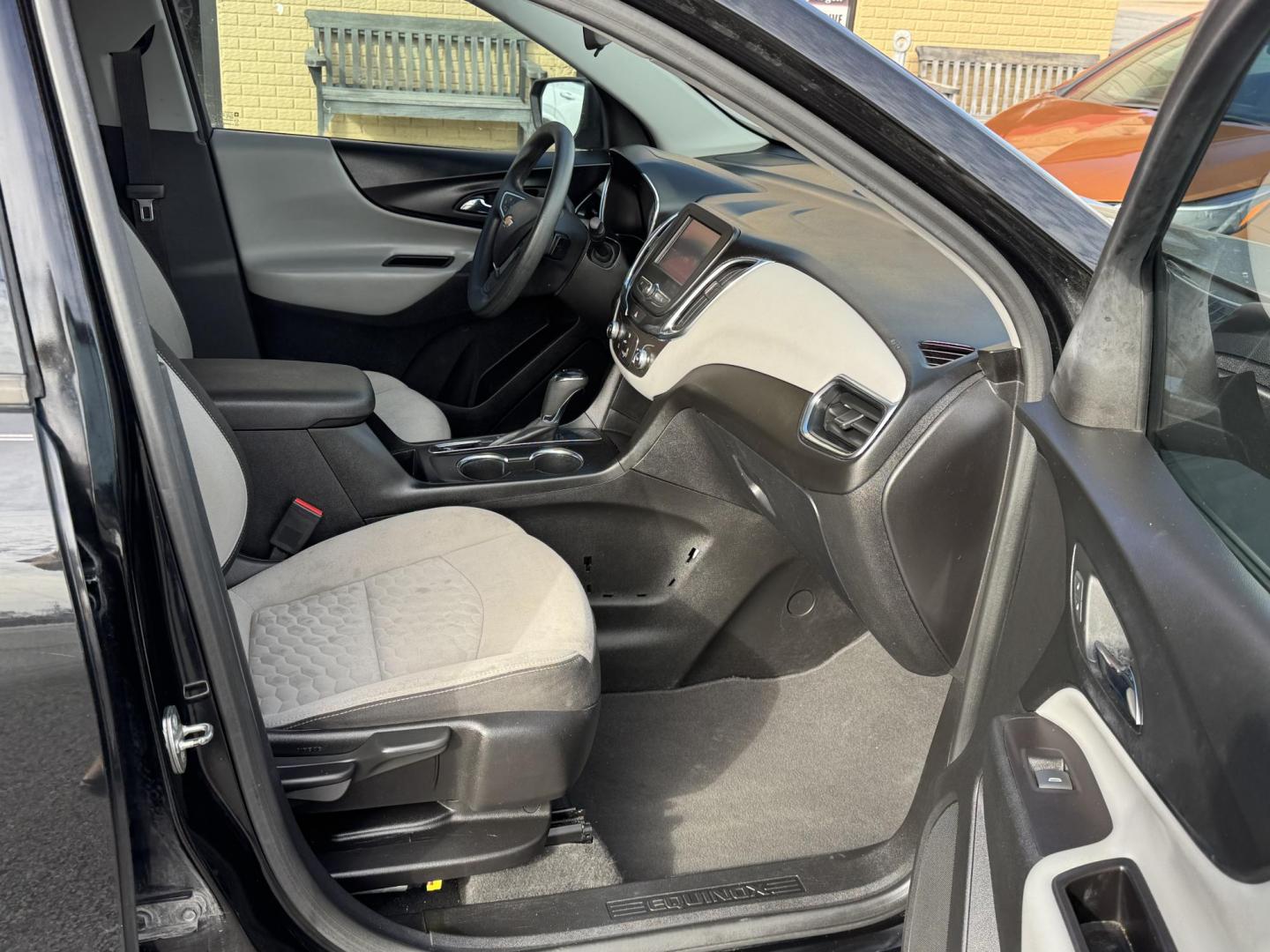 2018 Black Chevrolet Equinox (2GNAXHEV2J6) with an 4-Cyl, Turbo, 1.5 Liter engine, Automatic, 6-Spd w/Overdrive transmission, located at 8008 Warden Rd, Sherwood, AR, 72120, (501) 801-6100, 34.830078, -92.186684 - Photo#8