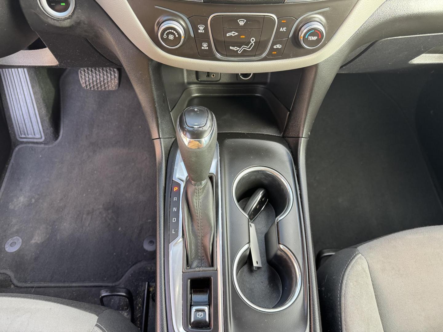 2018 Black Chevrolet Equinox (2GNAXHEV2J6) with an 4-Cyl, Turbo, 1.5 Liter engine, Automatic, 6-Spd w/Overdrive transmission, located at 8008 Warden Rd, Sherwood, AR, 72120, (501) 801-6100, 34.830078, -92.186684 - Photo#17