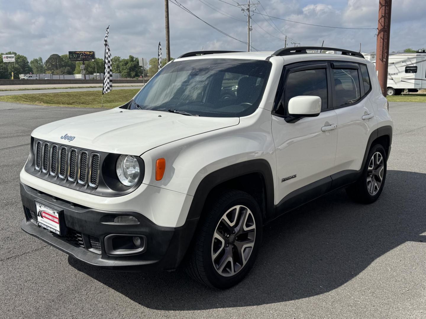 2016 White Jeep Renegade (ZACCJBBT2GP) with an 4-Cyl, MultiAir, 2.4L engine, Automatic, 9-Spd transmission, located at 8008 Warden Rd, Sherwood, AR, 72120, (501) 801-6100, 34.830078, -92.186684 - Photo#3