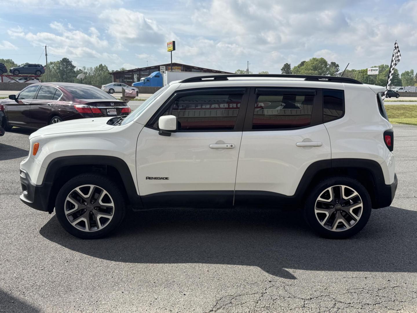 2016 White Jeep Renegade (ZACCJBBT2GP) with an 4-Cyl, MultiAir, 2.4L engine, Automatic, 9-Spd transmission, located at 8008 Warden Rd, Sherwood, AR, 72120, (501) 801-6100, 34.830078, -92.186684 - Photo#4