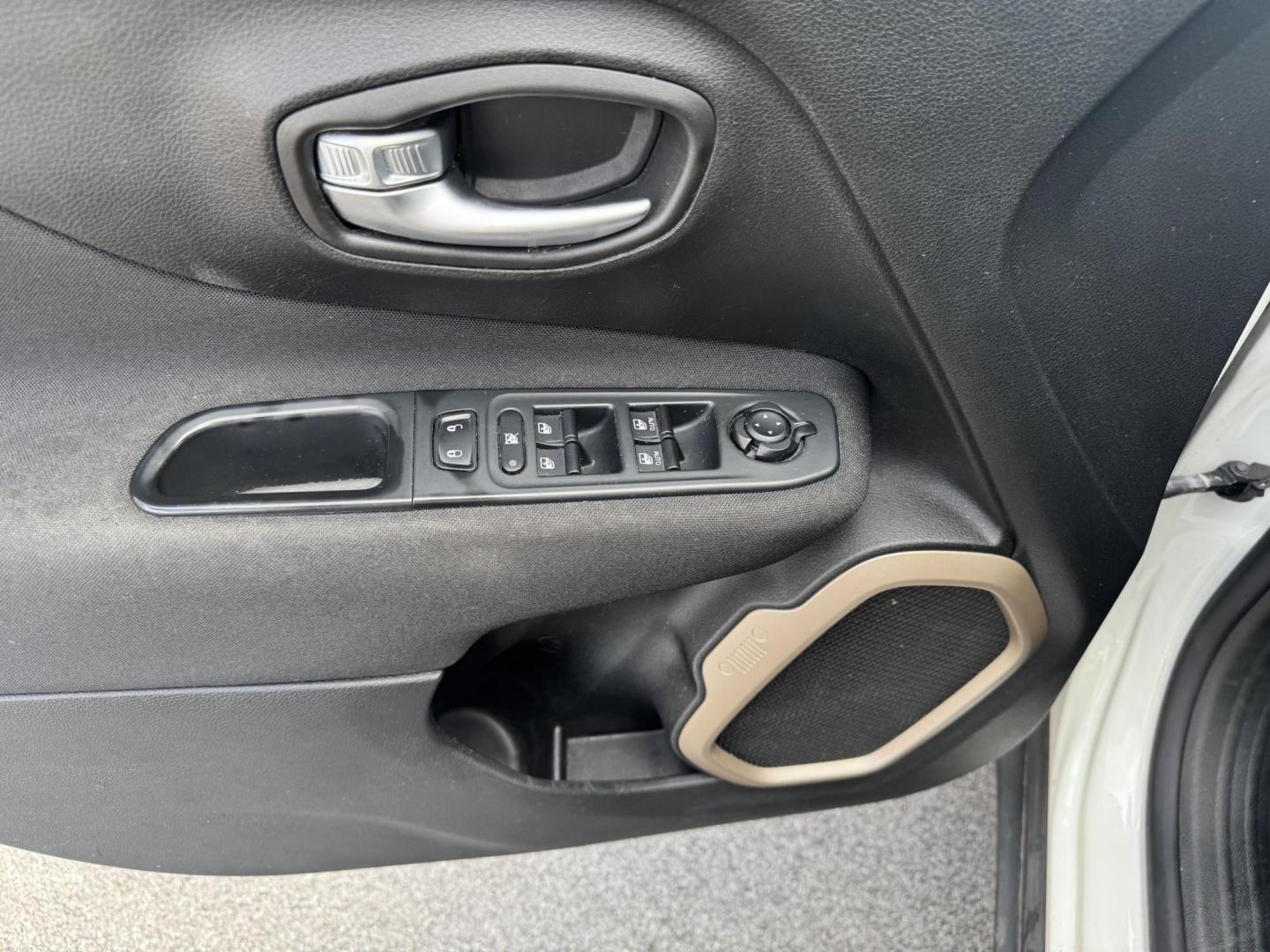 2016 White Jeep Renegade (ZACCJBBT2GP) with an 4-Cyl, MultiAir, 2.4L engine, Automatic, 9-Spd transmission, located at 8008 Warden Rd, Sherwood, AR, 72120, (501) 801-6100, 34.830078, -92.186684 - Photo#13